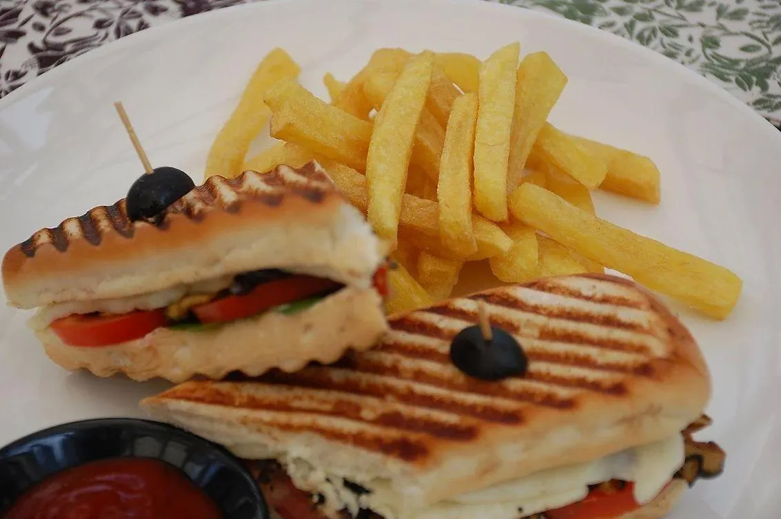**** לינה וארוחת בוקר קטמנדו 1905 Suites Restaurant נפאל